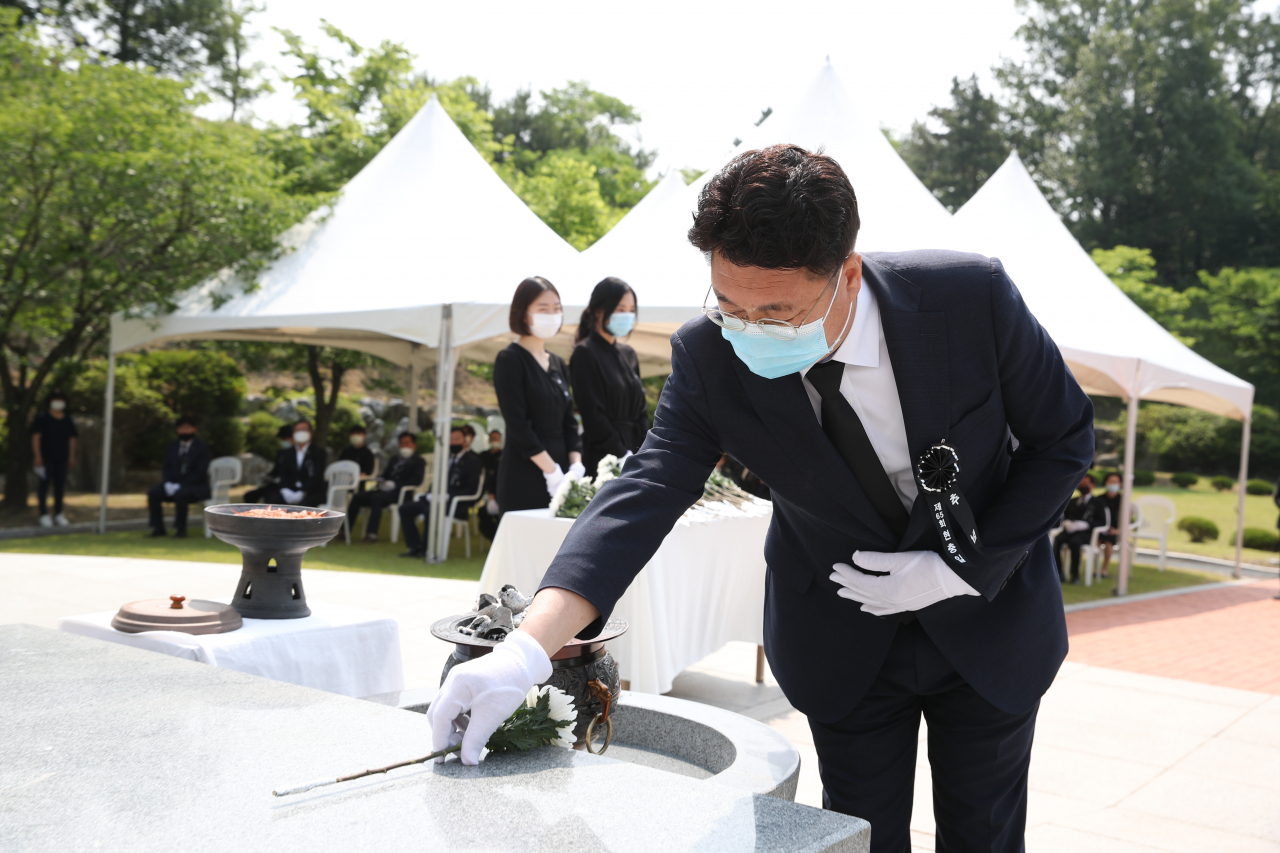 엄태준 이천시장이 제65회 현충일을 맞아 설봉공원 내 현충탑을 찾아 헌화하고 있다. [이천시 제공]