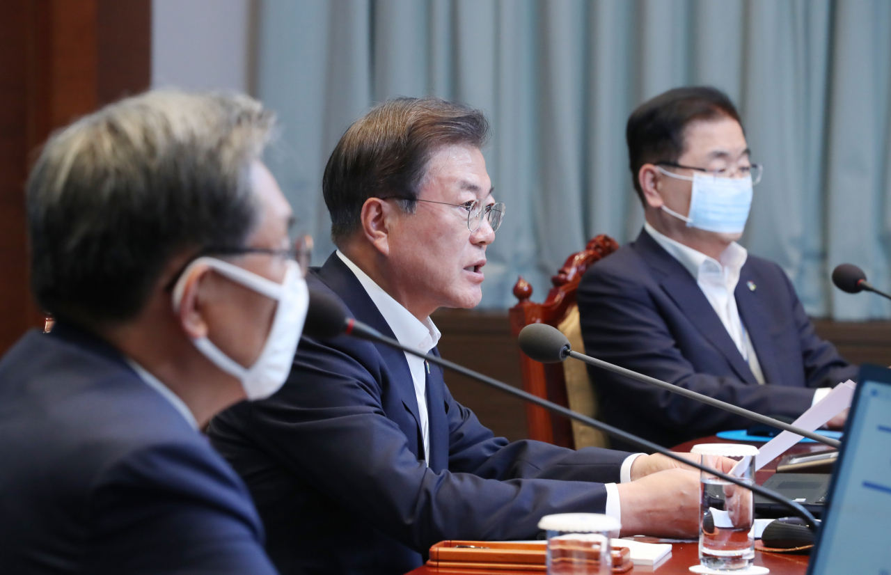 문재인 대통령이 8일 청와대에서 수석·보좌관 회의를 주재하고 있다. [연합]