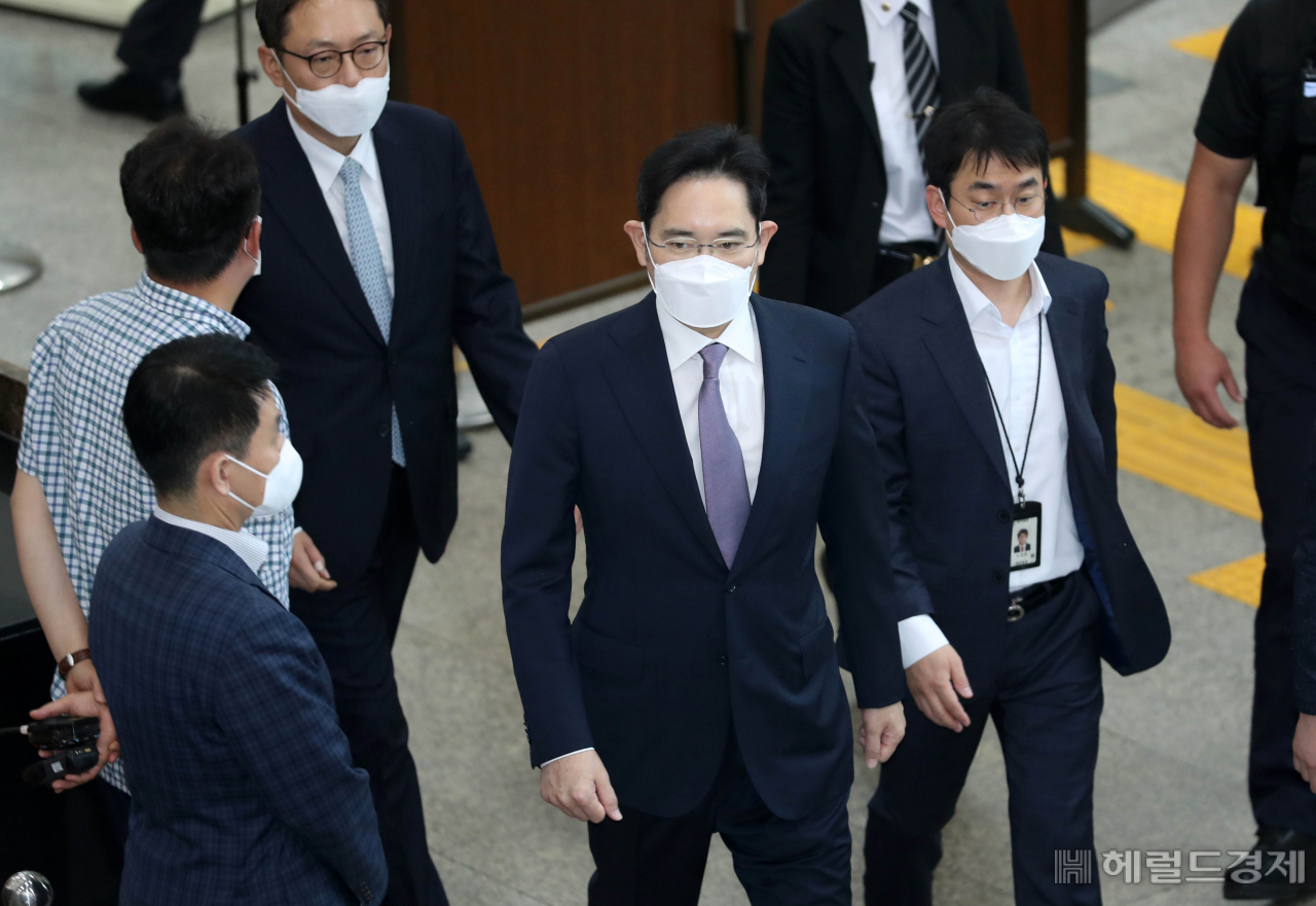 불법 경영 승계 의혹을 받는 이재용 삼성전자 부회장이 8일 오전 서울 서초구 서울중앙지방법원에서 열린 영장실질심사에 출석하고 있다. 박해묵 기자