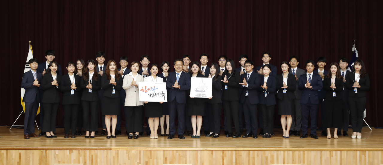 한국정보화진흥원(문용식 원장 앞줄 가운데)은 8일 신입직원 임용식에서 ‘#덕분에 챌린지’와 ‘희망릴레이’ 캠페인에 동참했다. [한국정보화진흥원 제공]