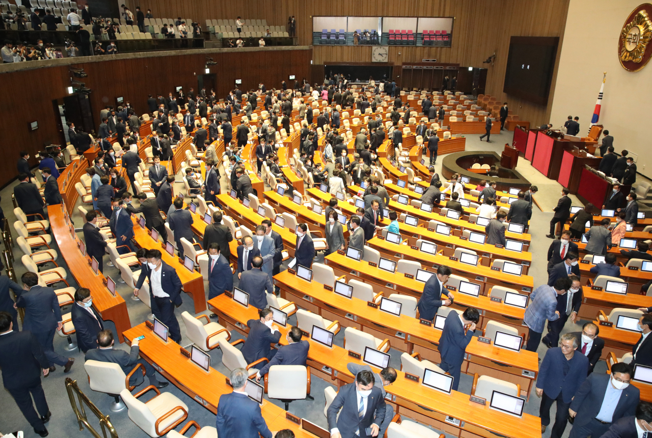 제21대 국회 전반기 상임위원장 선출 법정 시한인 8일 열린 국회 본회의에서 여야 의원들이 국회상임위 위원정수에 관한 규칙 개정 특별위원회 구성의 건을 통과시킨 뒤 회의장을 나서고 있다. [연합]