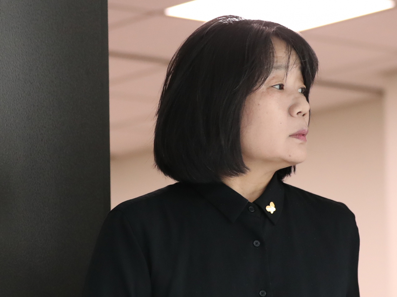 더불어민주당 윤미향 의원이 8일 오전 국회 의원회관 의원실을 나서고 있다. [연합]