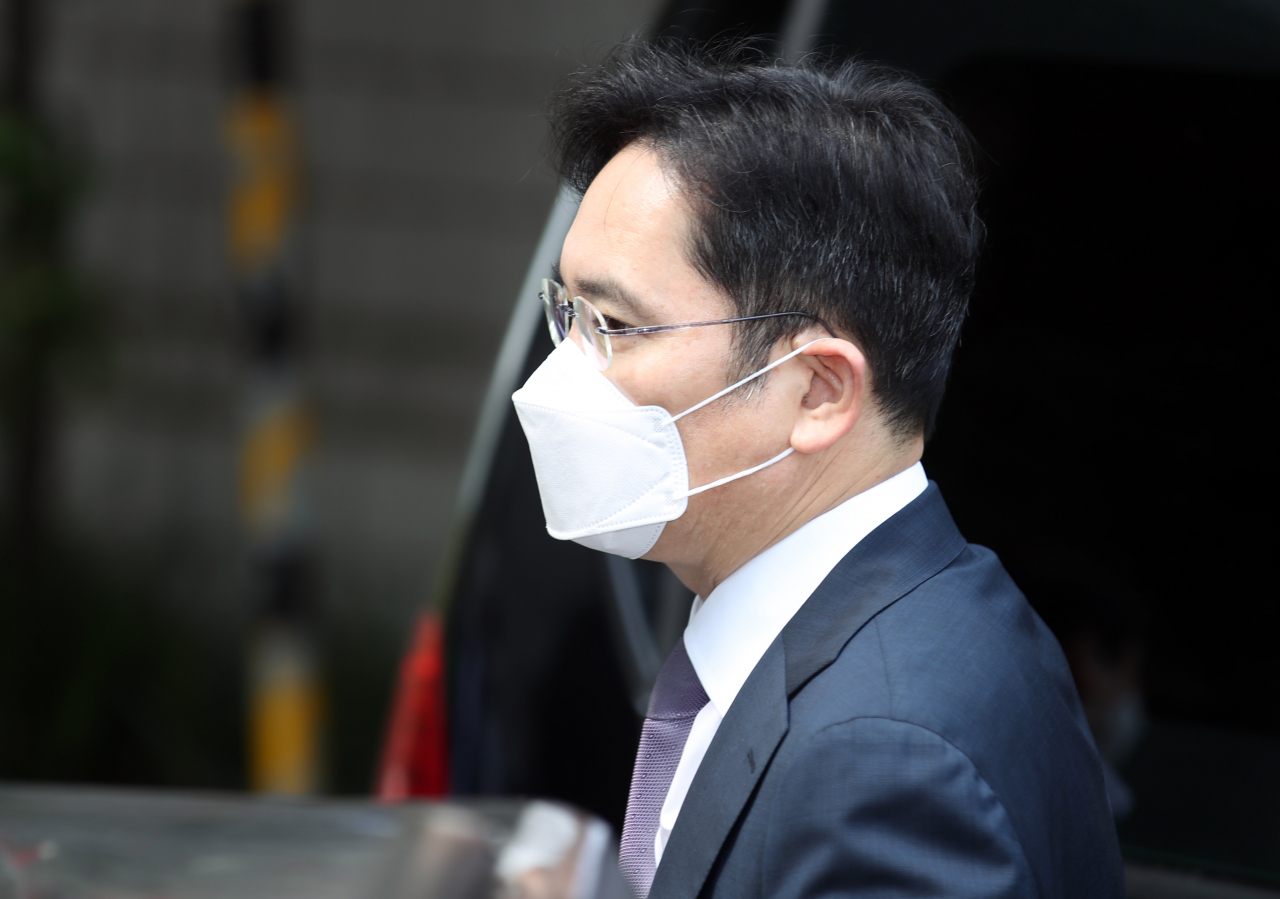 불법 경영 승계 의혹을 받는 이재용 삼성전자 부회장이 지난 8일 오전 서울중앙지법에서 열린 영장실질심사에 출석하고 있다. [연합]
