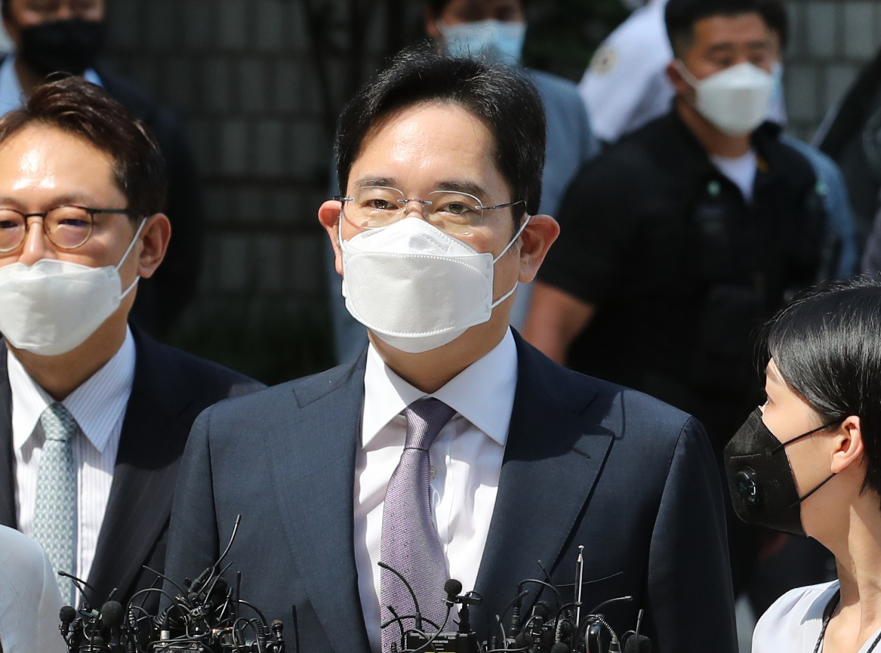 불법 경영 승계 의혹을 받는 이재용 삼성전자 부회장이 8일 오전 서초구 서울중앙지방법원에서 열린 영장실질심사(구속 전 피의자 심문)에 출석하고 있다. 연합뉴스