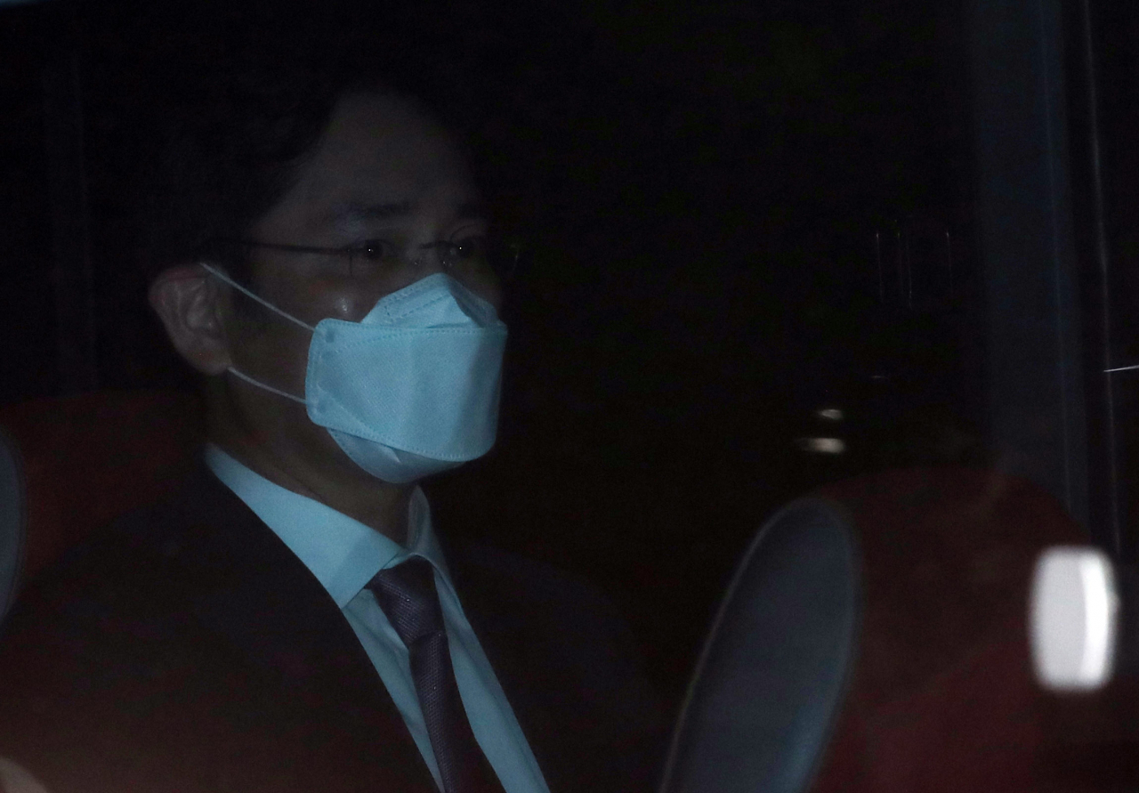 불법 경영 승계 의혹을 받는 이재용 삼성전자 부회장이 8일 서초구 서울중앙지방법원에서 열린 구속 전 피의자 심문(영장실질심사)을 마친 뒤 법정을 나서 차에 탑승해 있다. 연합뉴스