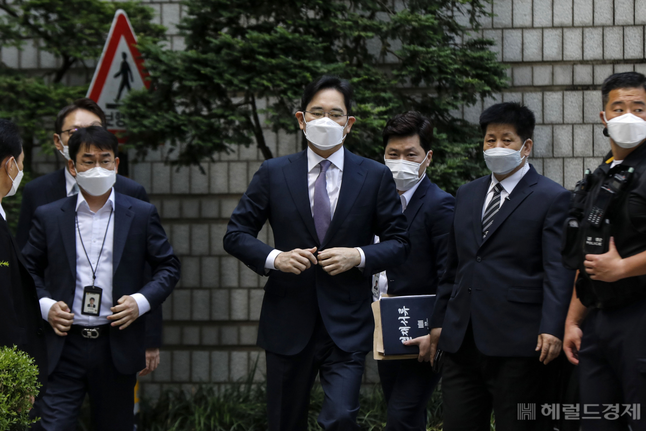 불법 경영승계 의혹을 받는 이재용 삼성전자 부회장이 8일 오전 서울 서초구 서울중앙지방법원에서 열린 영장실질심사에 출석하고 있다. 박해묵 기자