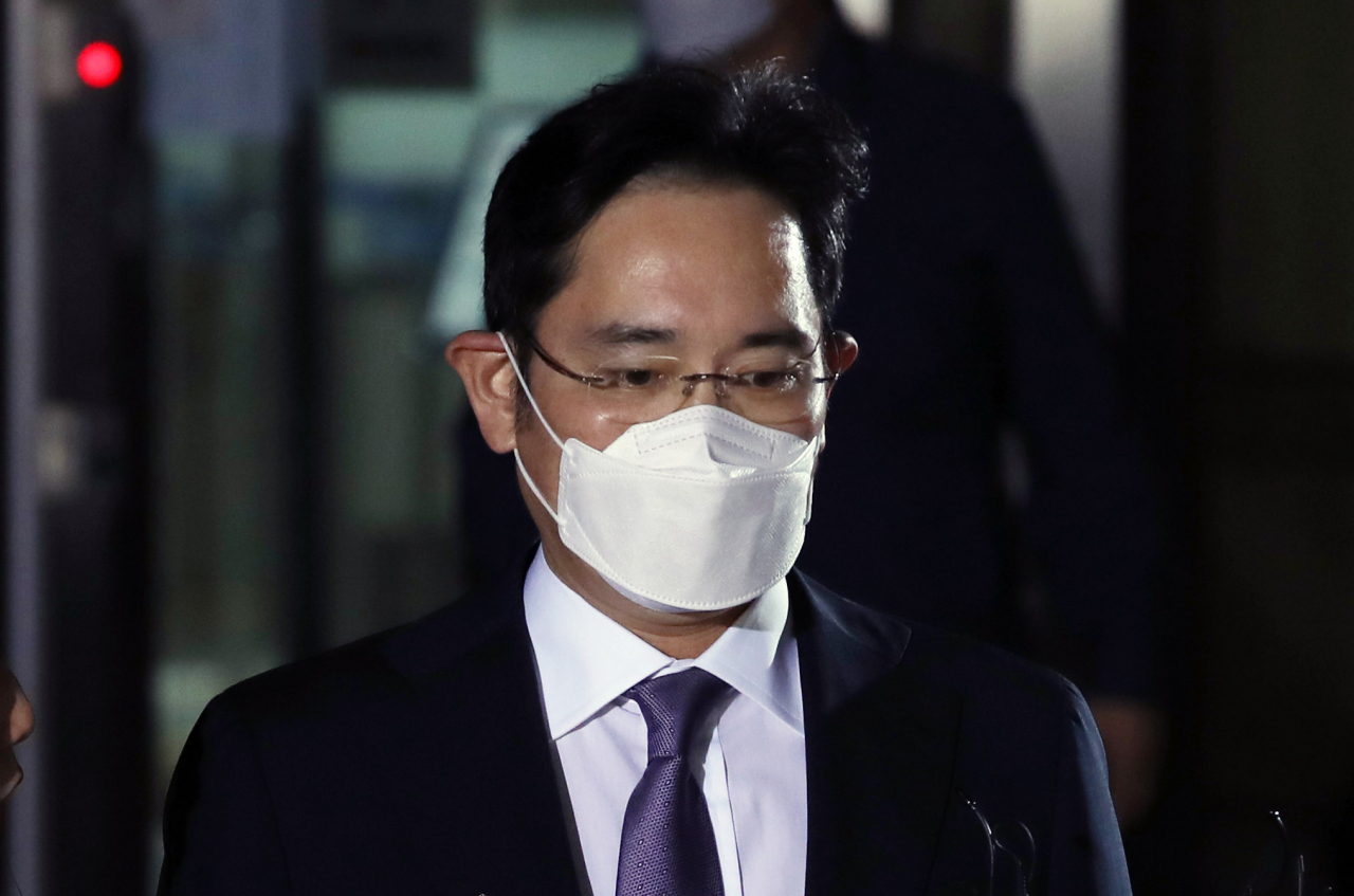 불법 경영 승계 의혹을 받는 이재용 삼성전자 부회장이 8일 서초구 서울중앙지방법원에서 열린 구속 전 피의자 심문(영장실질심사)을 마친 뒤 법정을 나서고 있다. [연합]