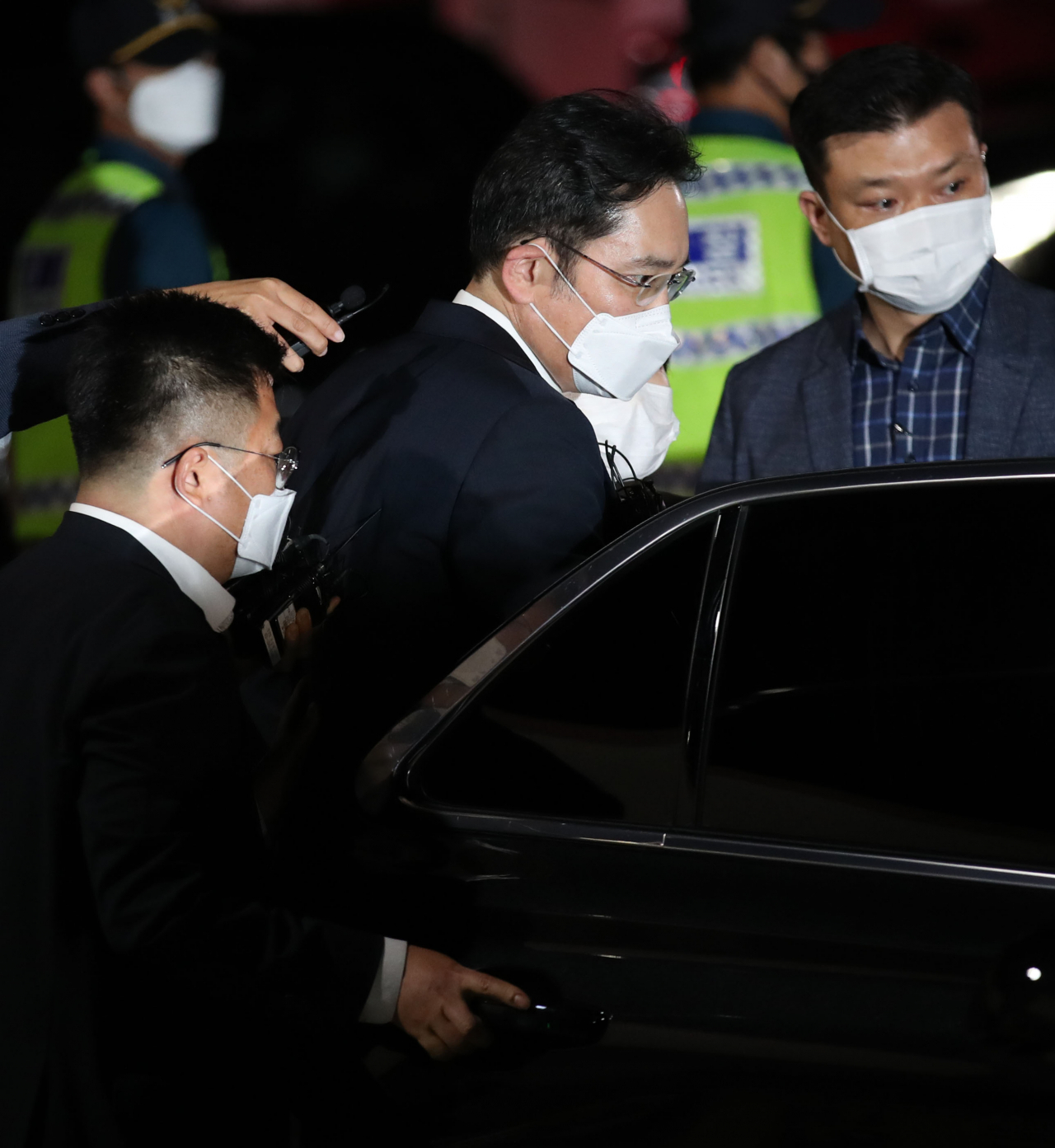 삼성 경영권 승계 과정에서 불법행위 관여 혐의 의혹에 대한 구속영장이 기각된 이재용 삼성전자 부회장이 9일 오전 경기도 의왕 서울구치소를 나와 차량에 탑승하고 있다. [연합]