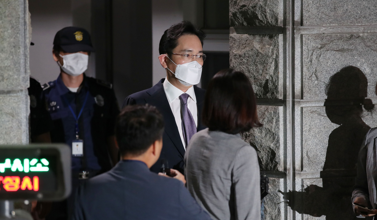 삼성 경영권 승계 과정에서 불법행위 관여 혐의 의혹에 대한 구속영장이 기각된 이재용 삼성전자 부회장이 9일 오전 경기도 의왕 서울구치소를 나서고 있다. [연합]