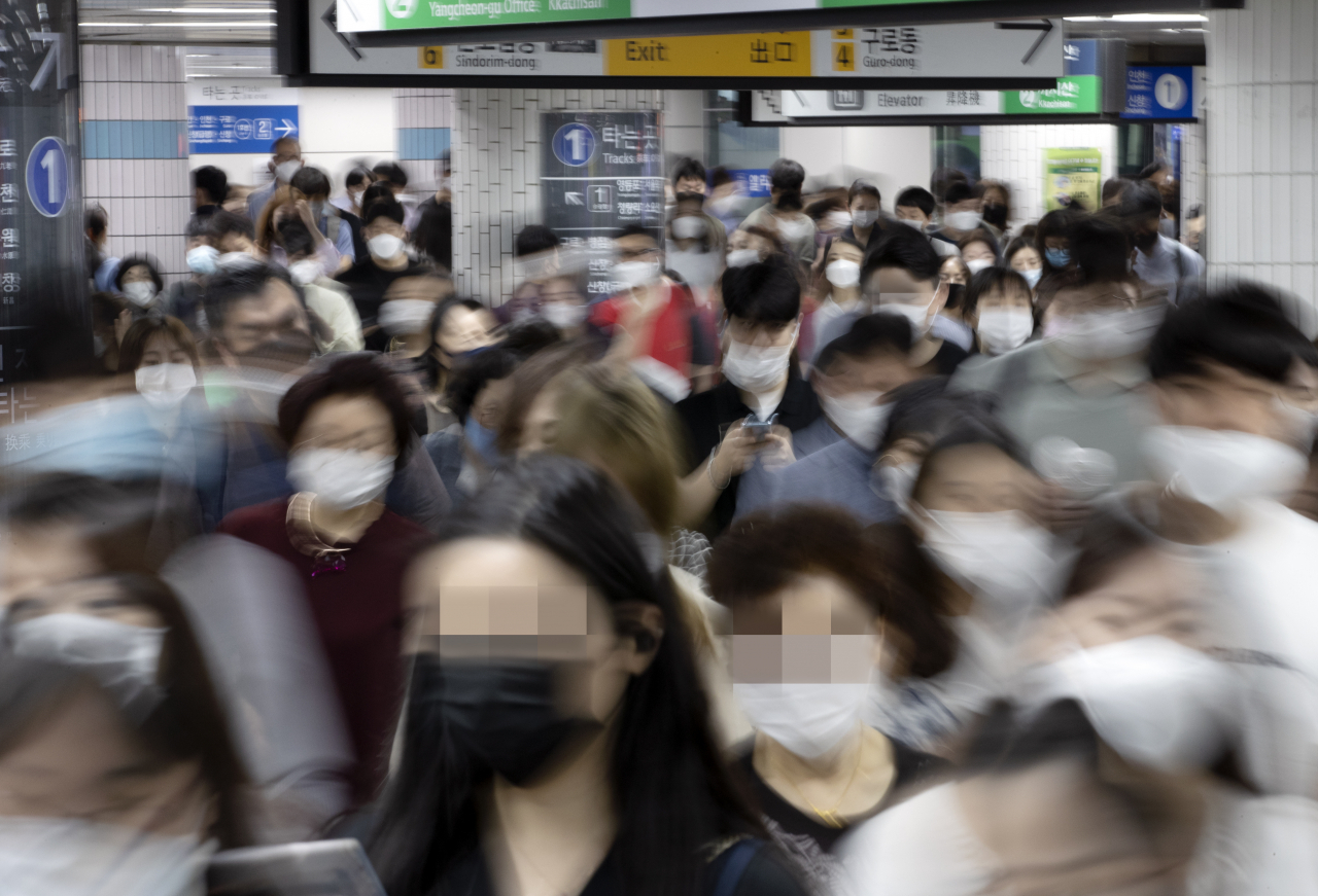 신종 코로나바이러스 감염증 소규모 집단감염이 계속되는 9일 오전 서울 신도림역에서 시민들이 마스크를 착용한 채 걷고 있다. [연합]