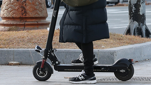 전동 킥보드를 즐기고 있는 한 시민. [연합]