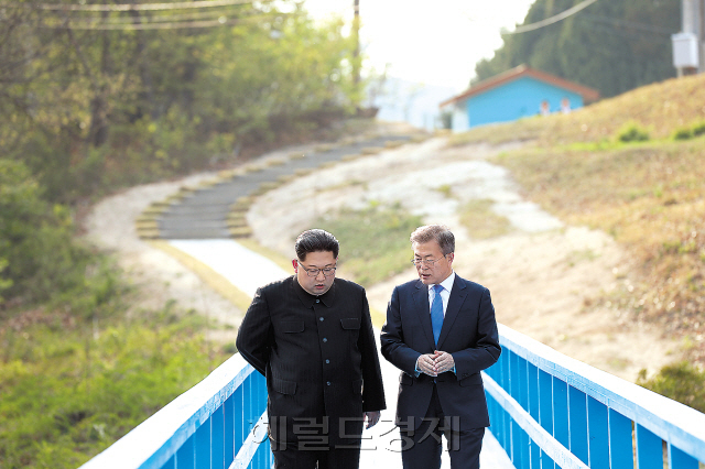 북한이 9일 대남업무를 ‘대적사업’으로 전환하겠다며 남북정상 간 핫라인을 비롯한 남북 간 모든 통신선 차단에 나서면서 문재인 정부가 최근 의욕적으로 추진해온 대북 유화정책에도 제동이 걸렸다. 문재인 대통령과 김정은 국무위원장이 2018년 4월 남북정상회담 당시 판문점 도보다리를 함께 걸으며 대화를 나누고 있다. [헤럴드DB]