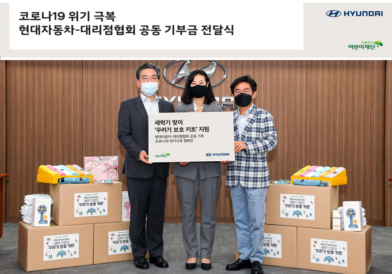 현대자동차와 현대차대리점협회는 지난 8일 국내사업본부에서 장재훈 현대차 국내사업본부장, 여인미 초록우산어린이재단 서울지역본부장, 이상선 현대차대리점협회장 등 관계자들이 참석한 가운데 ‘코로나19 극복을 위한 공동 기부금’ 8천만원을 초록우산어린이재단 측에 전달했다. (사진 왼쪽부터) 장재훈 현대차 국내사업본부장, 여인미 초록우산어린이재단 서울지역본부장, 이상선 현대차대리점협회장 [현대차 제공]