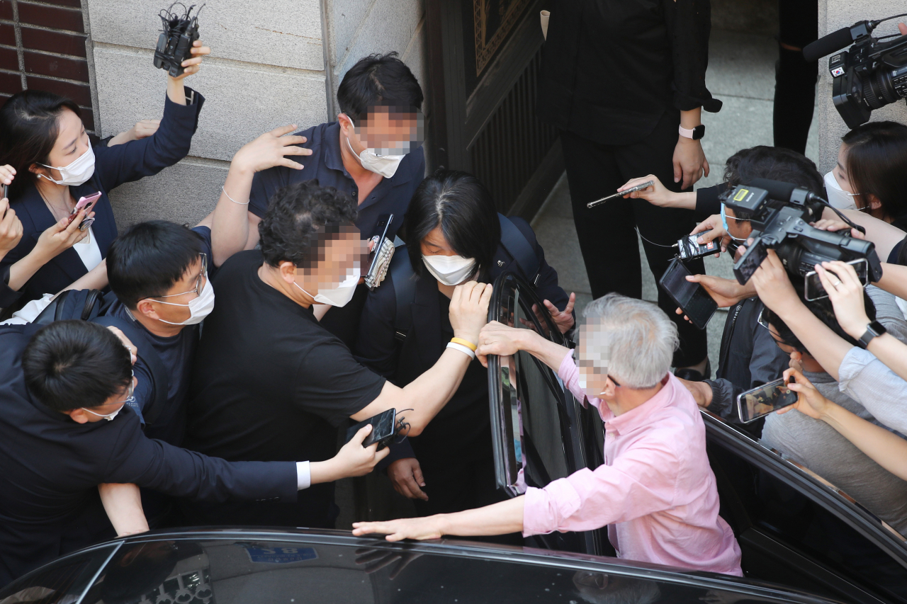 윤미향 더불어민주당 의원이 지난 6월 7일 오후 서울 마포구 연남동 ‘평화의 우리집’에서 나와 차량에 탑승하고 있다.[연합]