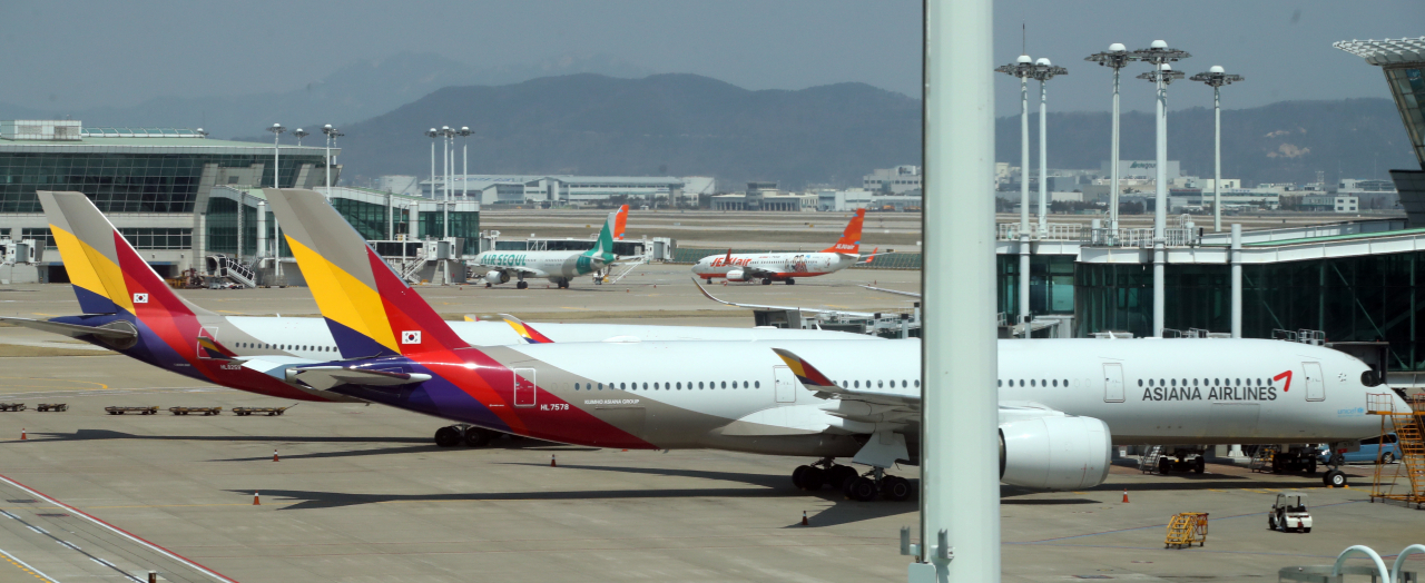 인천국제공항 1터미널에 있는 아시아나항공 여객기. [연합뉴스]