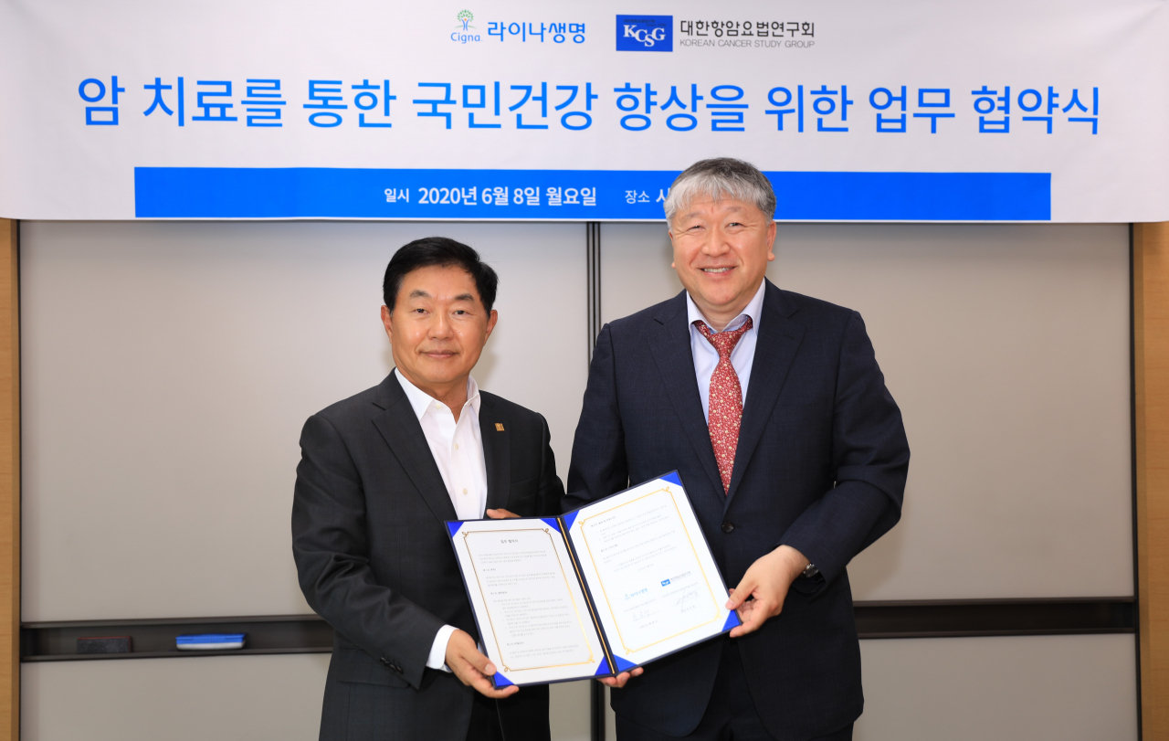 8일 라이나생명 본사 시그나타워에서 개최된 협약식에서 라이나생명 홍봉성(왼쪽) 사장과 대한항암요법연구회 강진형 대표가 기념촬영을 하고 있다.