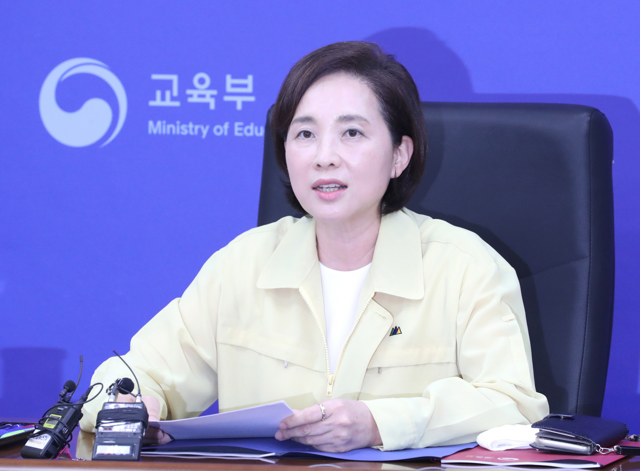 유은혜 사회부총리 겸 교육부 장관이 8일 오전 세종시 정부세종청사에서 등교수업지원 상황점검 회의를 주재하며 발언하고 있다. [연합]