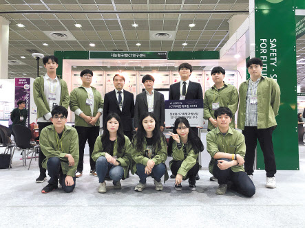 심동규 센터장(윗줄 왼쪽 네번째)을 비롯한 광운대학교 지능형국방ICT센터 연구원들 모습. [광운대 제공]