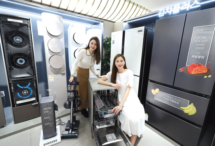 롯데백화점·신세계백화점·현대백화점 등은 코로나19 이후 정기 휴무일을 없앴다. 사진은 8일 서울 중구 롯데백화점 본점 가전매장에서 모델들이 ‘전국민 건강생활백서 프로모션’ 행사를 홍보하고 있는 모습. [연합]