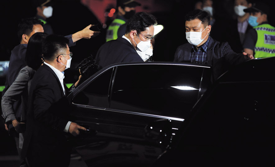 삼성 경영권 승계 과정에서 불법행위 관여 혐의 의혹에 대한 구속영장이 기각된 이재용 삼성전자 부회장이 9일 오전 경기도 의왕 서울구치소를 나와 차량에 탑승하고 있다. [연합]