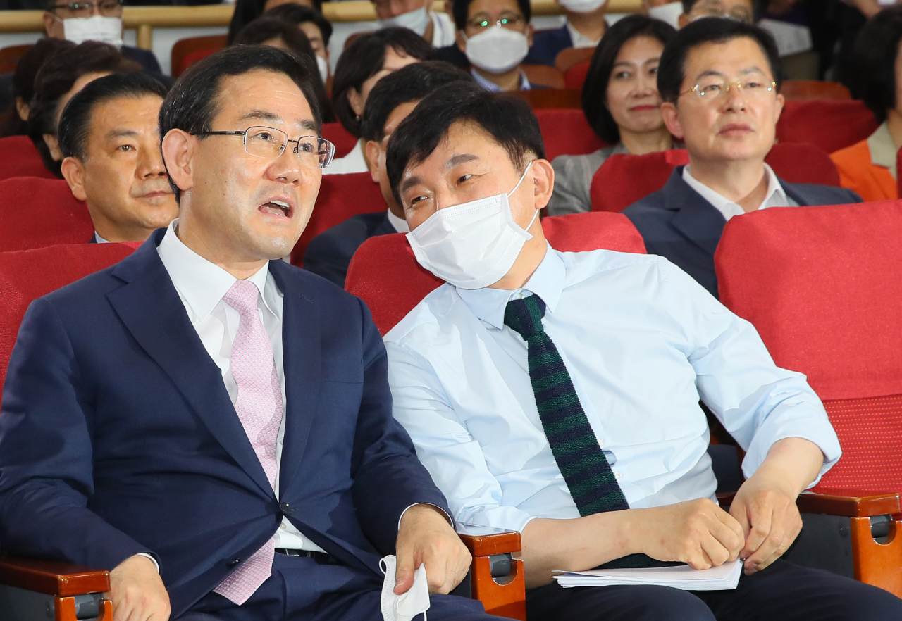 미래통합당 주호영 원내대표(왼쪽)와 원희룡 제주지사가 9일 국회 의원회관에서 열린 '대한민국 미래혁신포럼' 21대 국회 개원 기념 특별강연에서 대화하고 있다. [연합]