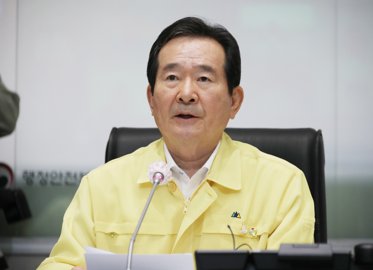 정세균 국무총리가 9일 정부서울청사 중앙재난안전상황실 서울상황센터에서 신종 코로나바이러스 감염증(코로나19) 수도권 집단감염 대응 긴급장관회의를 주재하고 있다. ［연합］
