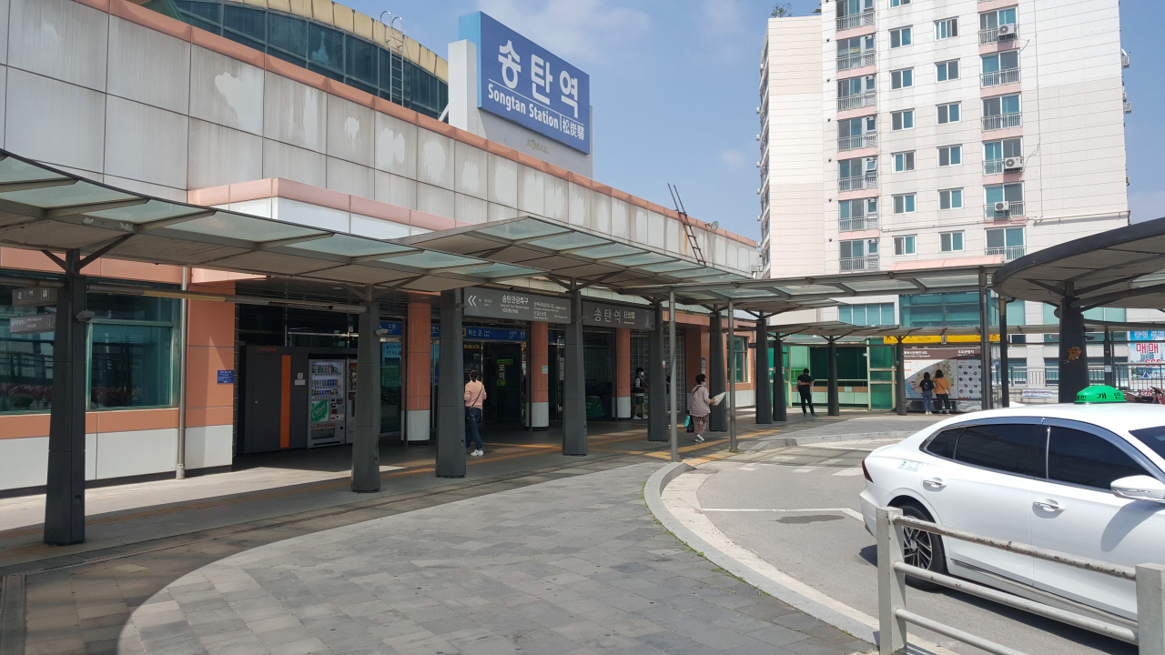 벽보·전단 등 불법 광고물 사전 차단을 위한 부착방지시설을 설치했다. [평택시 제공]