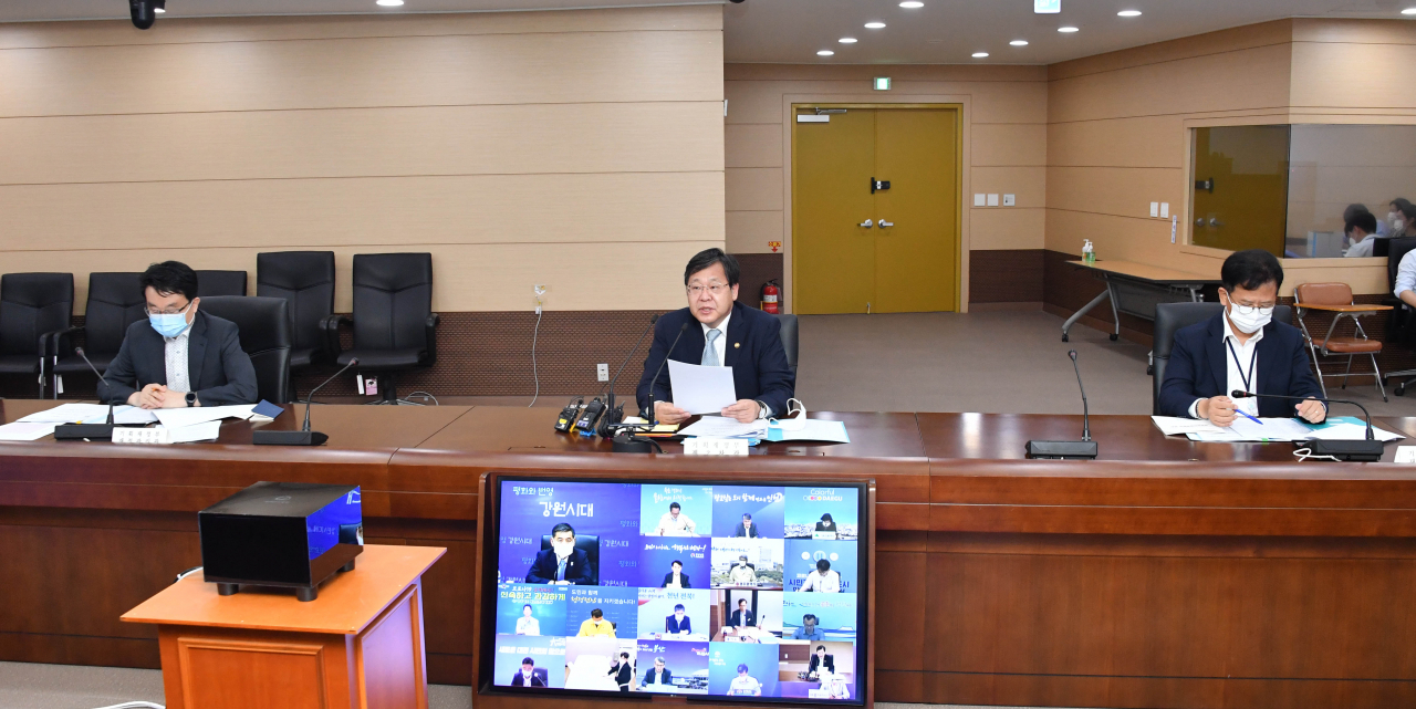 안일환(가운데) 기획재정부 차관이 9일 정부세종청사에서 열린 '비상 재정관리점검회의'를 주재, 모두발언을 하고 있다. ［기획재정부 제공］