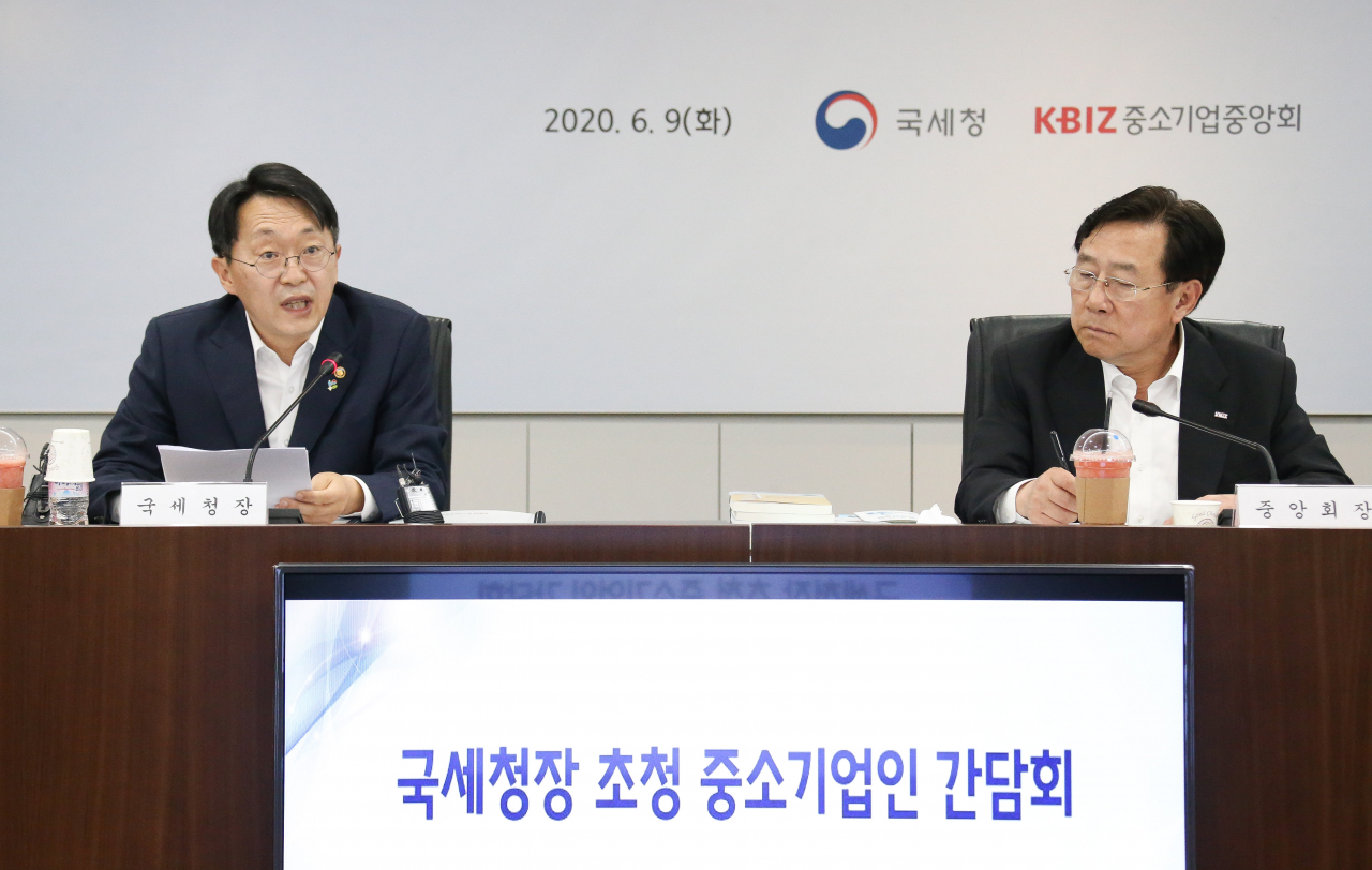 김현준(왼쪽) 국세청장이 9일 서울 여의도 중소기업중앙회에서 개최한 중소기업인 간담회에서 인사말을 하고 있다. ［국세청 제공］