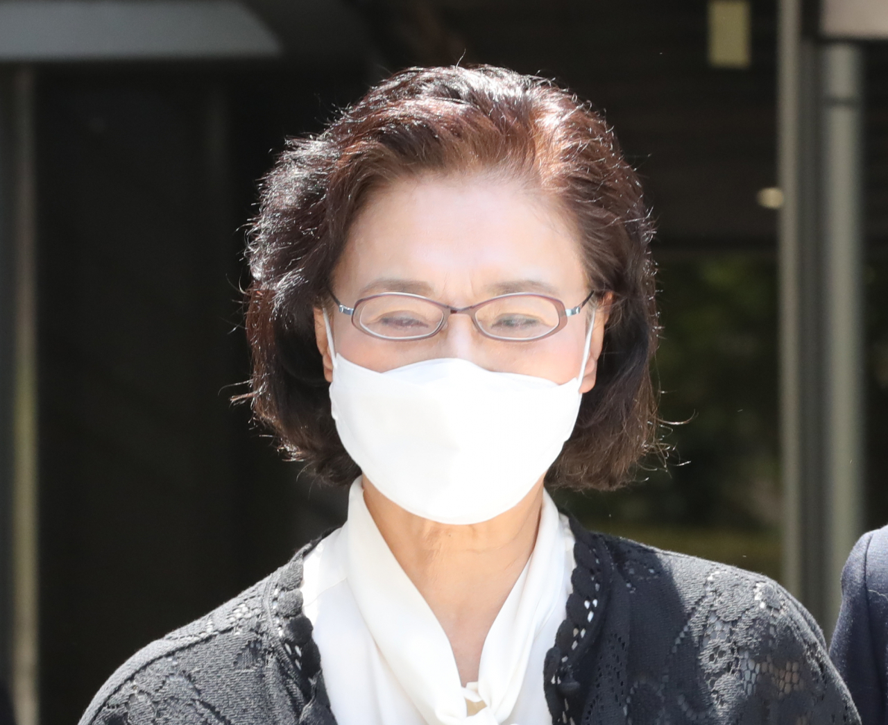 직원들을 상습적으로 폭행한 혐의로 재판에 넘겨진 고(故) 한진그룹 조양호 회장의 부인 이명희 전 일우재단 이사장이 9일 오전 서울 서초구 서울중앙지법에서 1심 변론재개 기일을 마친 뒤 법정을 나서고 있다. [연합]