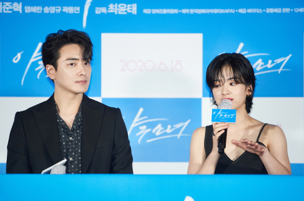 Lead cast Lee Joon-hyuk (left) and Lee Joo-young attend "Baseball Girl" press conference held in Seoul on Monday. (Sidus Picutres)