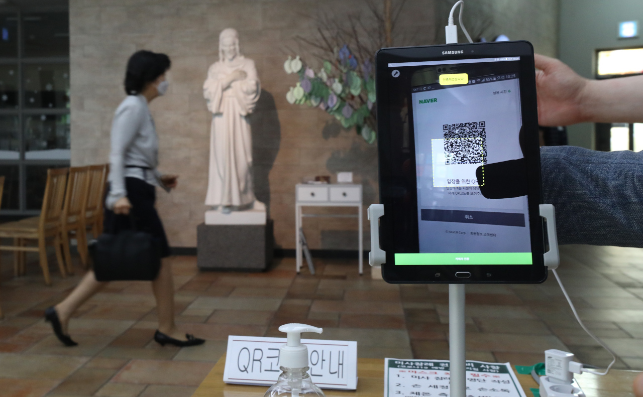 A Catholic church in Songpa, southern Seoul, requires worshippers to scan smartphone QR codes before attending service. (Yonhap)