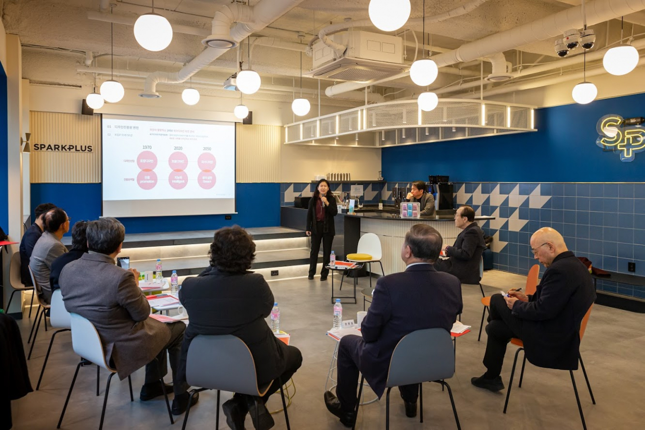 지난 2월 서울 삼성동 강남스타일테크 DKworks에서 개최된 제1회 국가디자인위원회. 윤주현 한국디자인진흥원장이 현안에 대해 발표하고 있다. [디자인진흥원 제공]