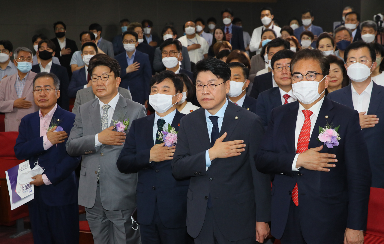 미래통합당 박진(오른쪽부터), 장제원 의원, 원희룡 제주지사, 무소속 권성동, 홍준표 의원 등이 9일 국회 의원회관에서 열린 '대한민국 미래혁신포럼' 21대 국회 개원 기념 특별강연에서 국민의례하고 있다. [연합]