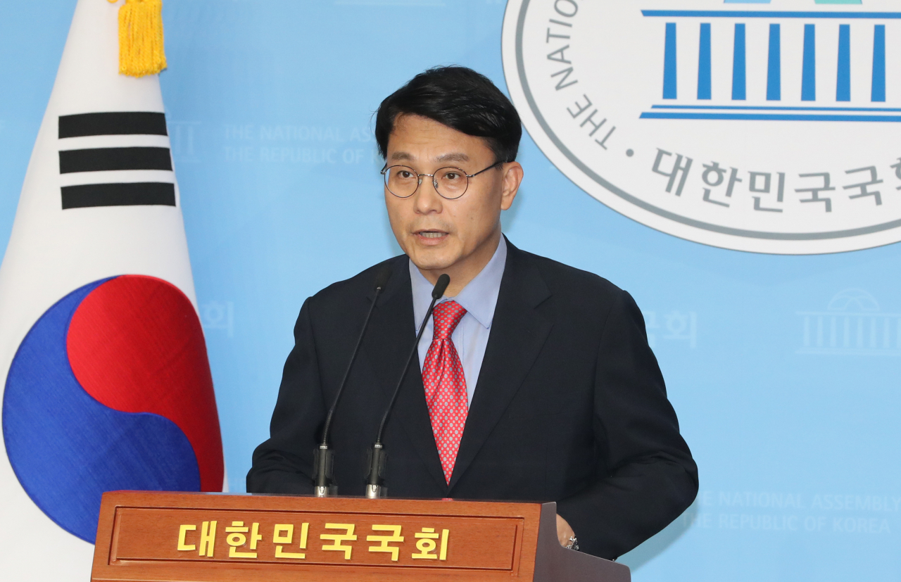 윤상현 무소속 의원이 8일 오후 서울 여의도 국회 소통관에서 일제 강제징용 피해자 지원 법안 대표발의 기자회견을 하고 있다. [연합]