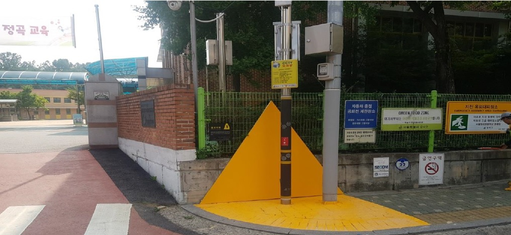 초등학교 앞에 설치된 CCTV 및 엘로카펫. [강서구 제공]