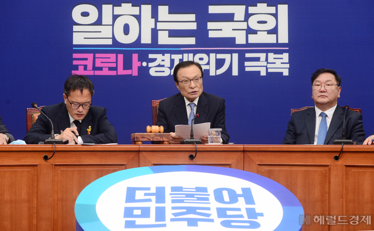 [헤럴드경제=이상섭 기자] 이해찬 더불어민주당 대표가 10일 오전 서울 여의도 국회에서 열린 최고위원회의에서 현안과 관련한 발언하고 있다. babtong@heraldcorp.com