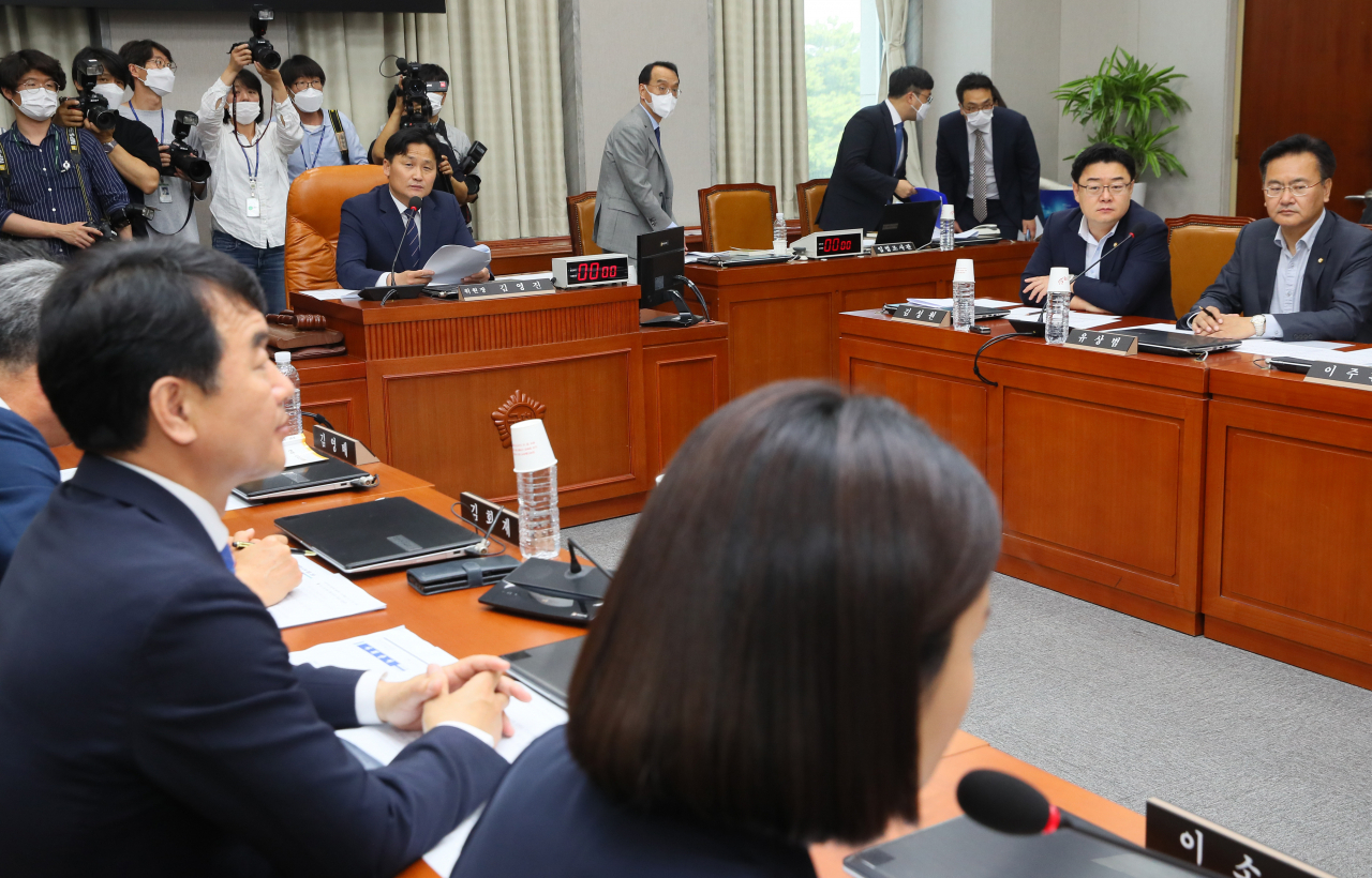 9일 국회에서 더불어민주당 소속 김영진 위원장, 김성원 미래통합당 원내수석부대표 등 여야 의원들이 '국회 상임위 위원정수에 관한 규칙 개정 특위 전체회의'를 열고 있다. [연합]