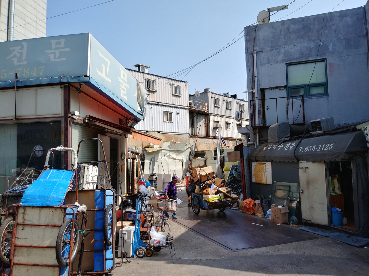고물상 앞에 재활용품을 수거하는 리어카들이 놓여있다. [양천구 제공]