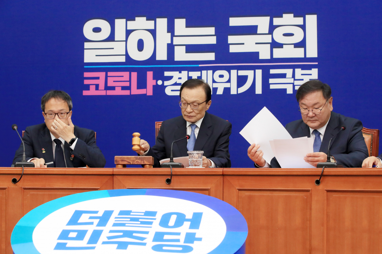 이해찬 더불어민주당 대표(왼쪽 두 번째)가 10일 오전 서울 여의도 국회에서 열린 최고위원회의에서 의사봉을 두드리고 있다. [연합]