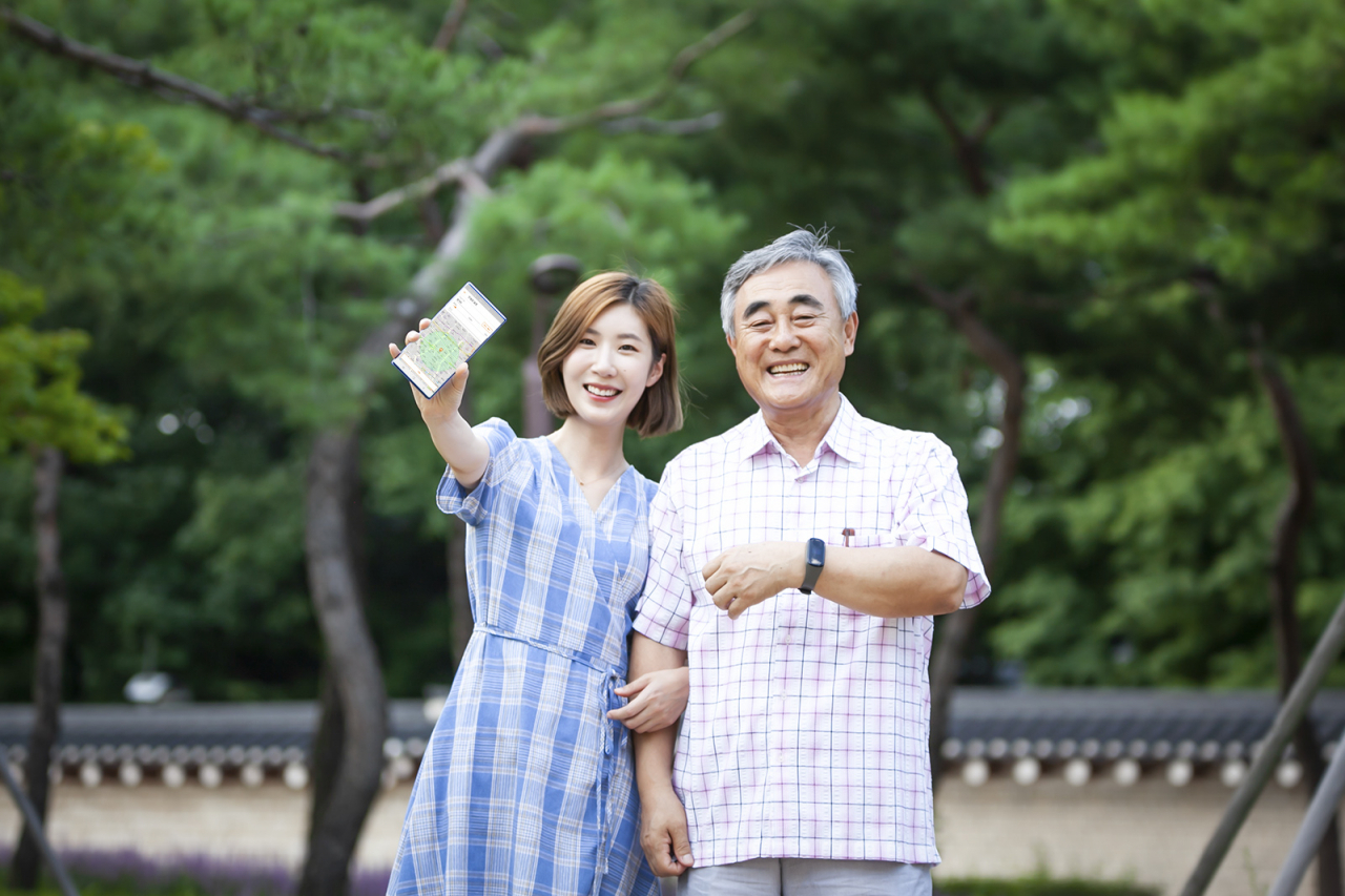 SK텔레콤은 서울특별시와 ‘사물인터넷(IoT) 기술 기반 사회적 약자 위치 기반 안전서비스를 위한 업무협약’을 체결했다고 10일 밝혔다. SK텔레콤은 자사의 실시간 위치확인 기기 ‘스마트 지킴이’ 1,000대를 서울시에 제공하고, 서울시는 오는 11일부터 ‘스마트 지킴이’를 25개소의 치매안심센터를 통해 순차적으로 보급한다. [SK텔레콤 제공]