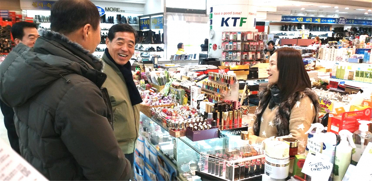 윤화섭 안산시장이 설 연휴였던 지난 1월24일 다농마트를 방문해 상인과 대화를 나누고 있다. [안산시 제공]
