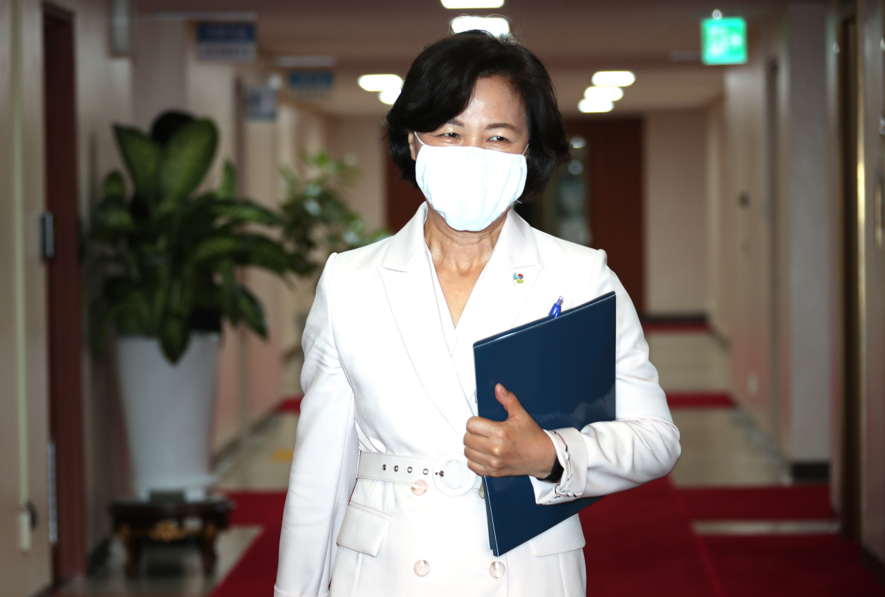 추미애 법무부 장관이 2일 오전 정부서울청사에서 세종청사와 영상으로 연결해 열린 국무회의에 참석하고 있다. [연합]