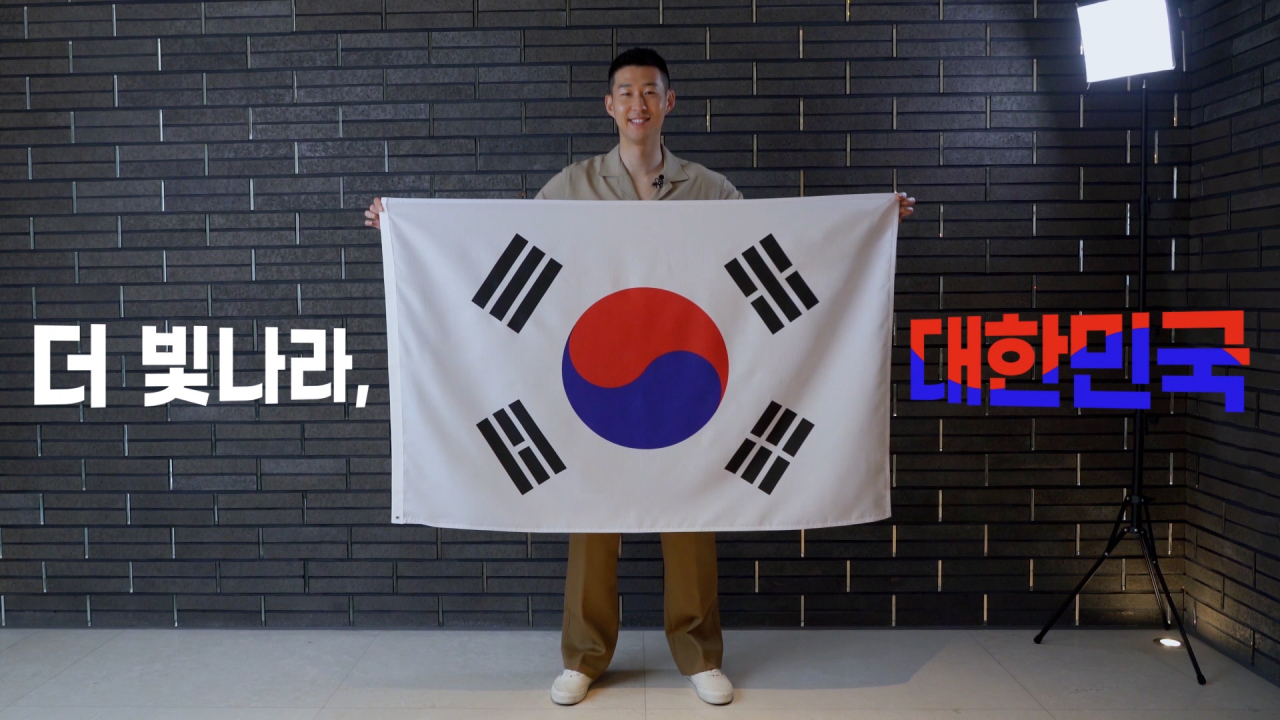 손흥민 선수가 '국방'을 의미하는 카키색 옷을 입고 '6.25전쟁 무공훈장 주인공 찾기' 캠페인 정책광고에 출연하고 있다.[사진=육군]