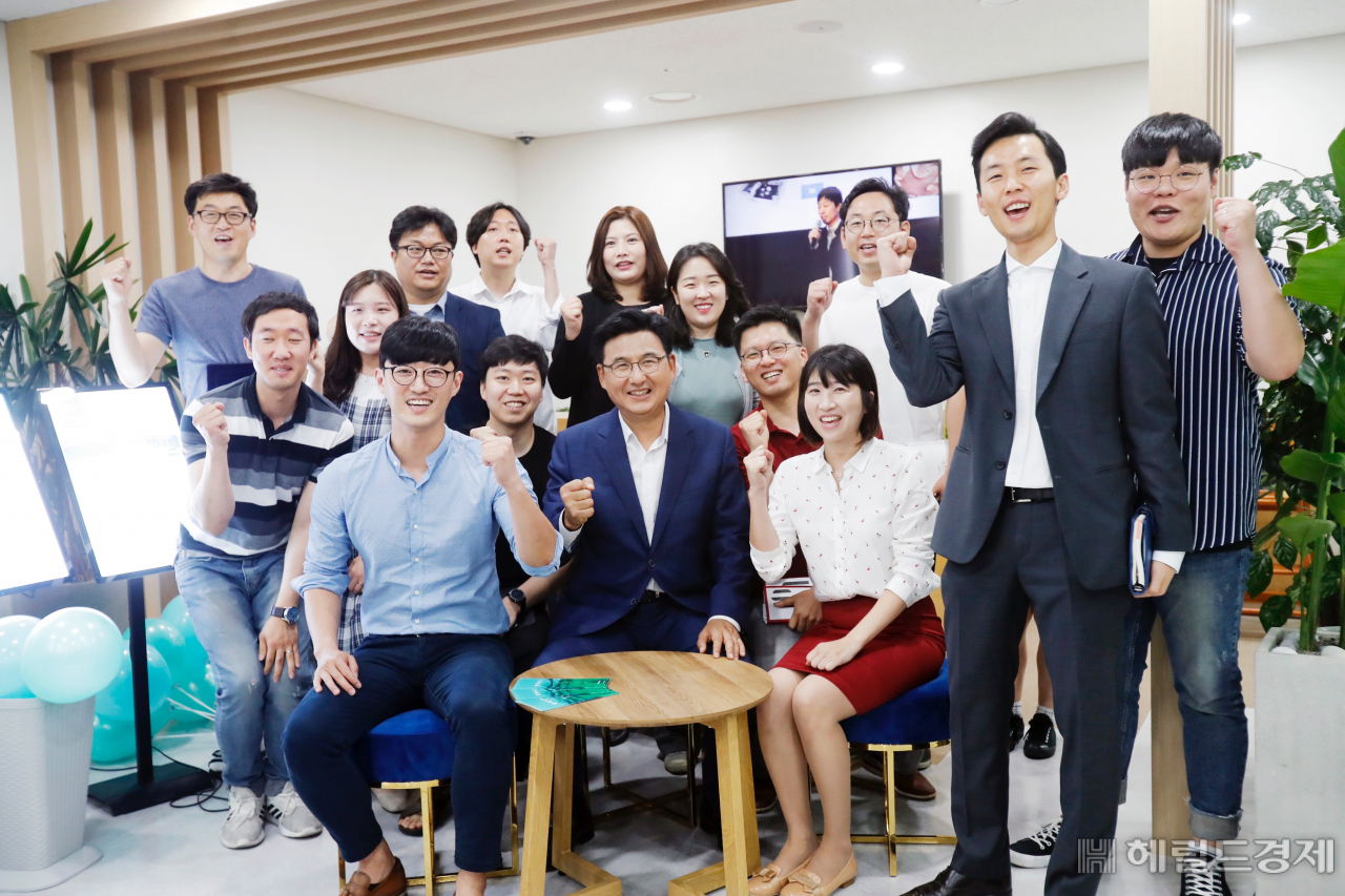 ICT청년창업지원센터에서 박성수 구청장(앞줄 가운데)과 청년 창업가들이 화이팅을 외치고 있다. [송파구 제공]