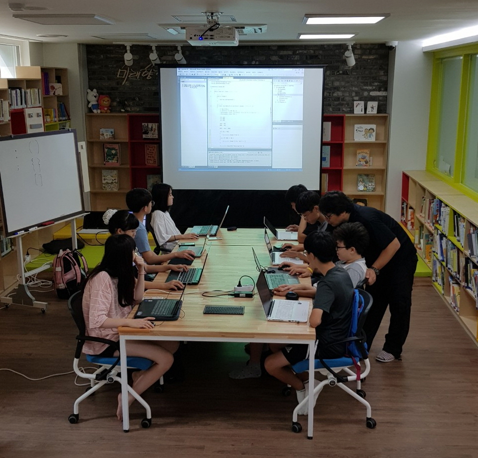 지난해 7월 미래향기 작은도서관에서 중학생 대상 코딩프로그램을 진행하고 있는 모습. [금천구 제공]