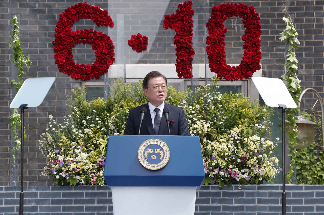 문재인 대통령이 10일 오전 서울 용산구 민주인권기념관에서 열린 6·10 민주항쟁 기념식에서 기념사를 하고 있다. [연합]