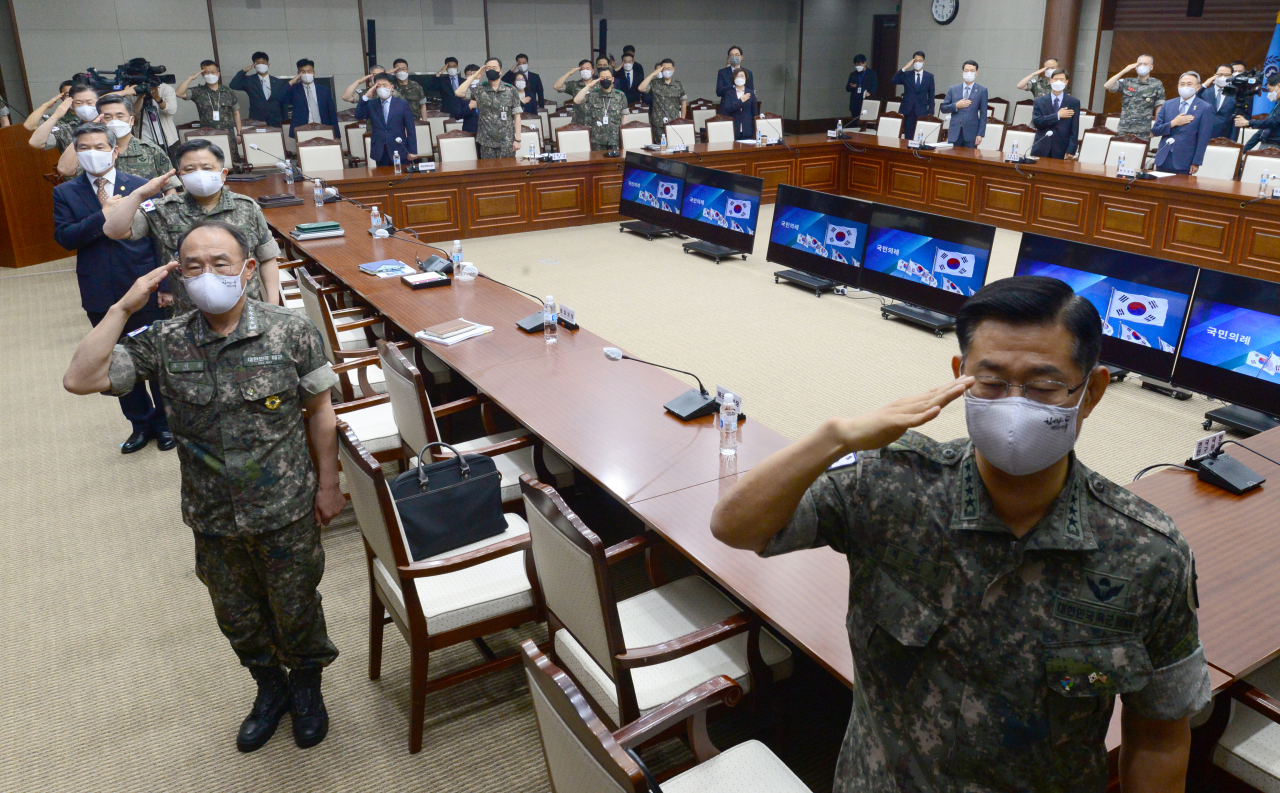 정경두 국방부 장관을 비롯한 참석자들이 10일 오전 서울 용산구 국방부에서 열린 2020년 전반기 전국주요지휘관회의에 참석해 경례하고 있다. 연합뉴스
