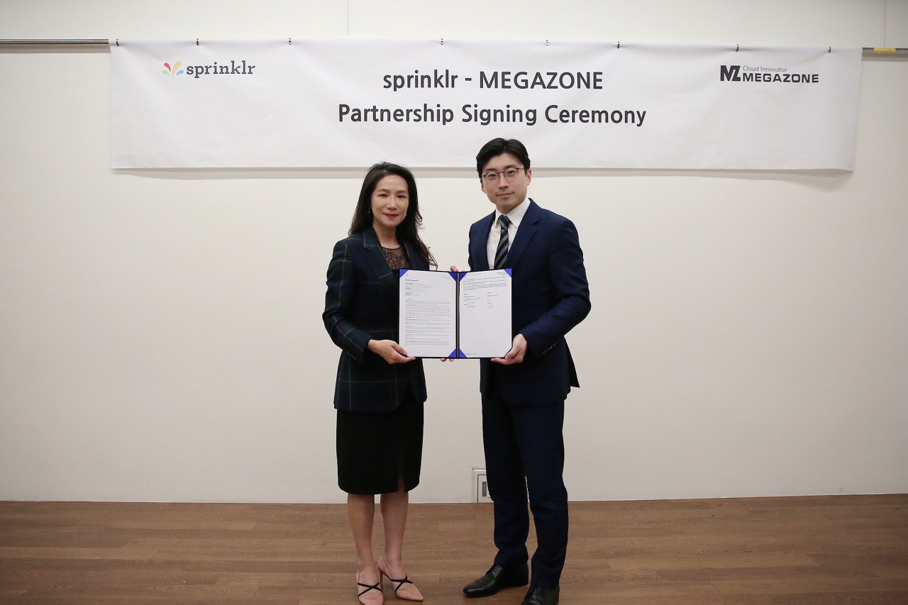 스프링클러 고주연 한국 지사장(왼쪽)과 메가존 이주완 대표가 서울 강남구 메가존 본사에서 파트너십 체결 후 기념 사진을 촬영하고 있다 [메가존 제공]