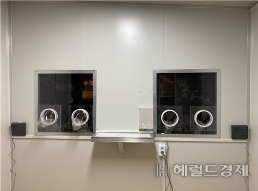 구멍에 비닐장갑이 달려 있어 칸막이 안쪽 의료진은 코로나19 의심환자와 접촉할 일이 없다. [서울시 제공]